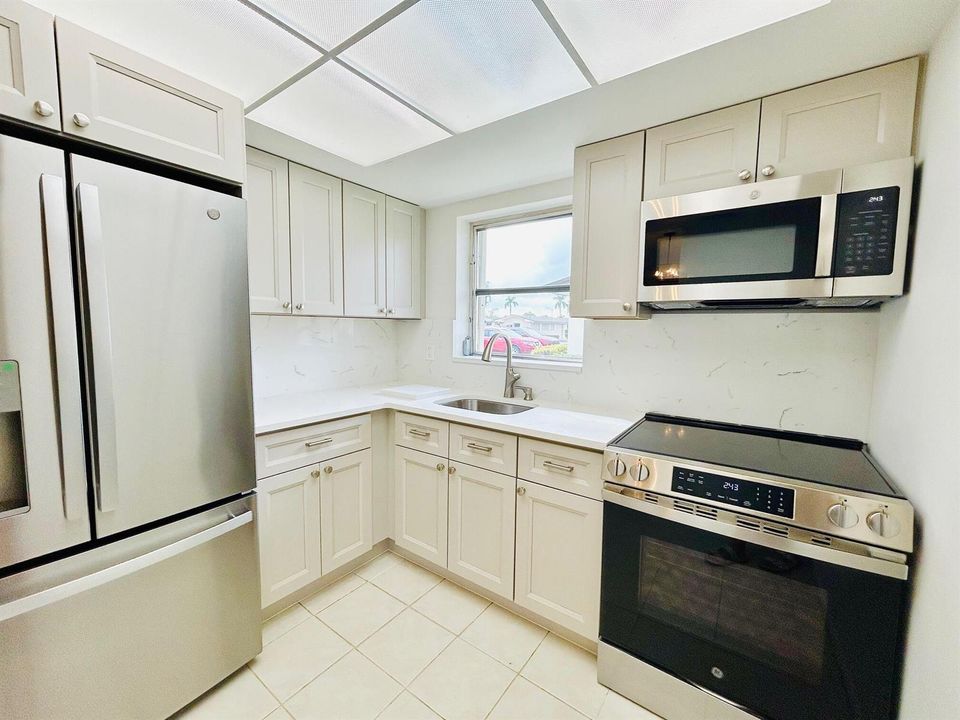 QUARTZ COUNTERTOPS AND BACKSPLASH