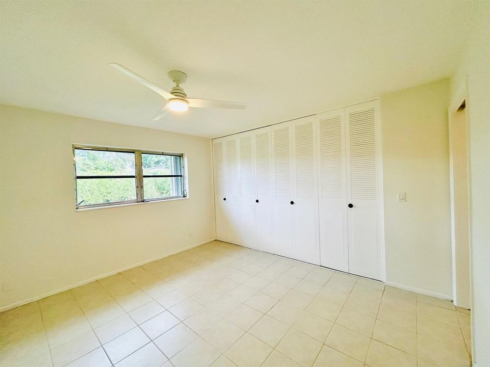 FULL WALL CLOSET