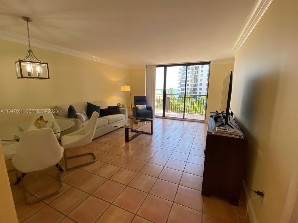 En Venta: $349,000 (1 camas, 1 baños, 700 Pies cuadrados)