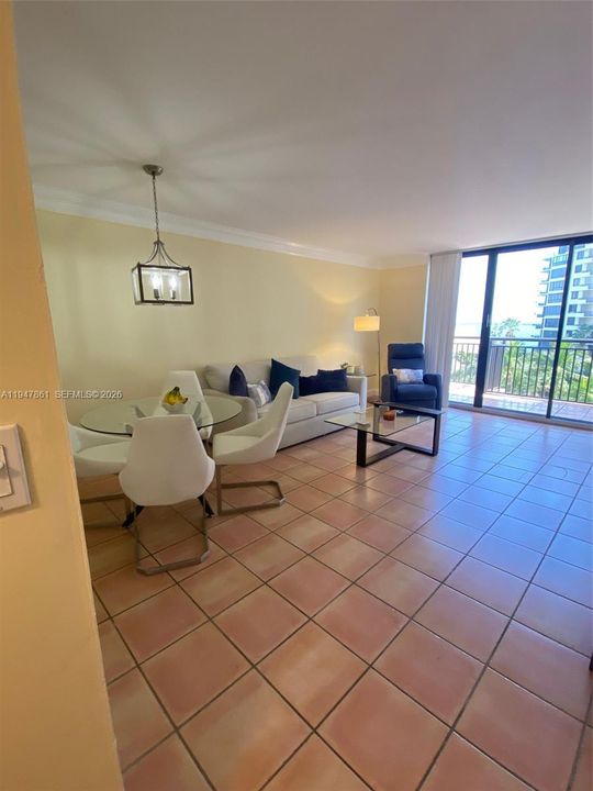 En Venta: $349,000 (1 camas, 1 baños, 700 Pies cuadrados)