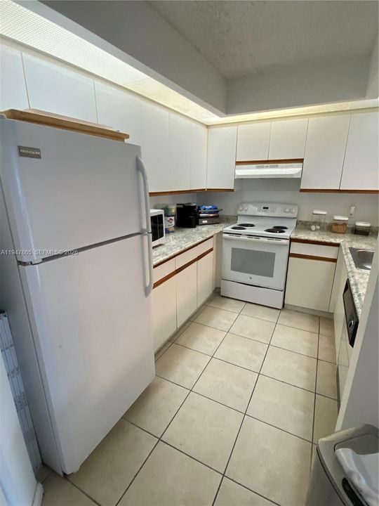 For Sale: $119,900 (1 beds, 1 baths, 1045 Square Feet)