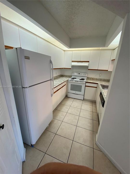 For Sale: $119,900 (1 beds, 1 baths, 1045 Square Feet)