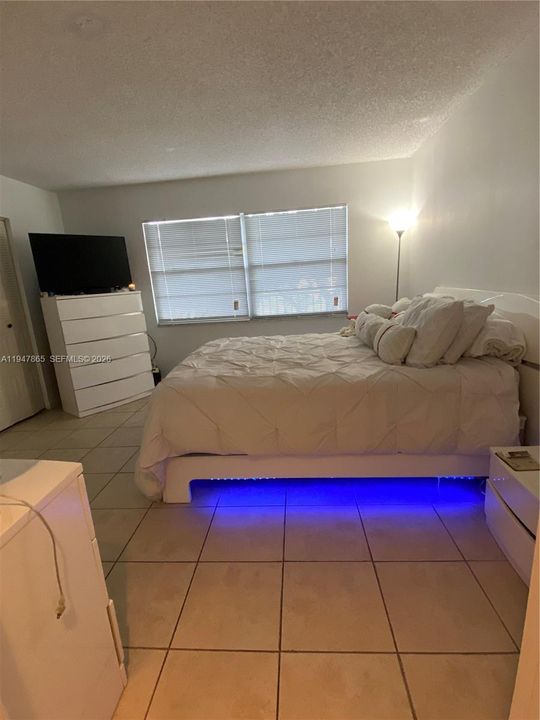 For Sale: $119,900 (1 beds, 1 baths, 1045 Square Feet)