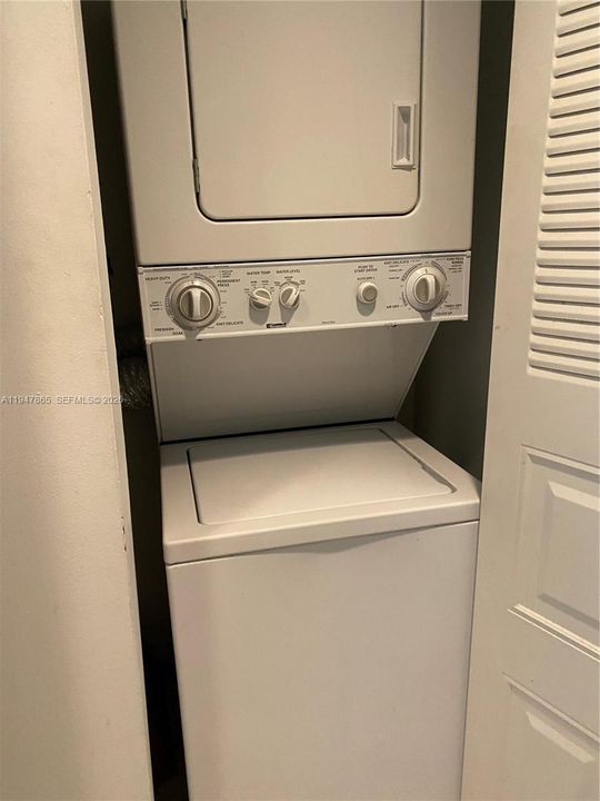For Sale: $119,900 (1 beds, 1 baths, 1045 Square Feet)