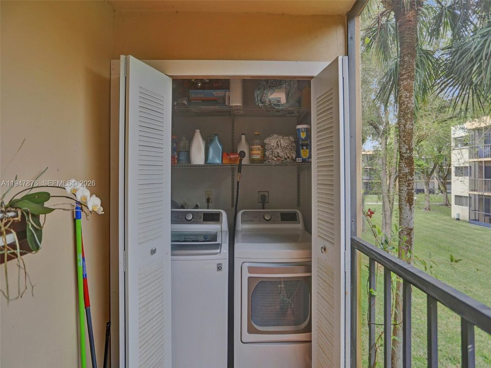 For Sale: $270,000 (2 beds, 2 baths, 985 Square Feet)