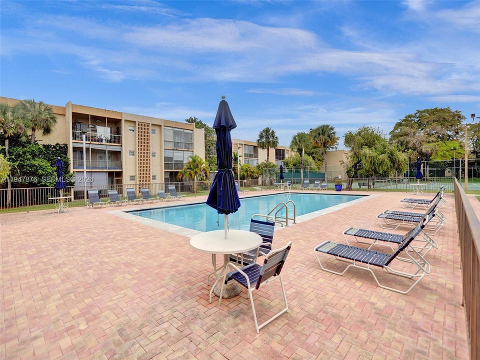 For Sale: $270,000 (2 beds, 2 baths, 985 Square Feet)