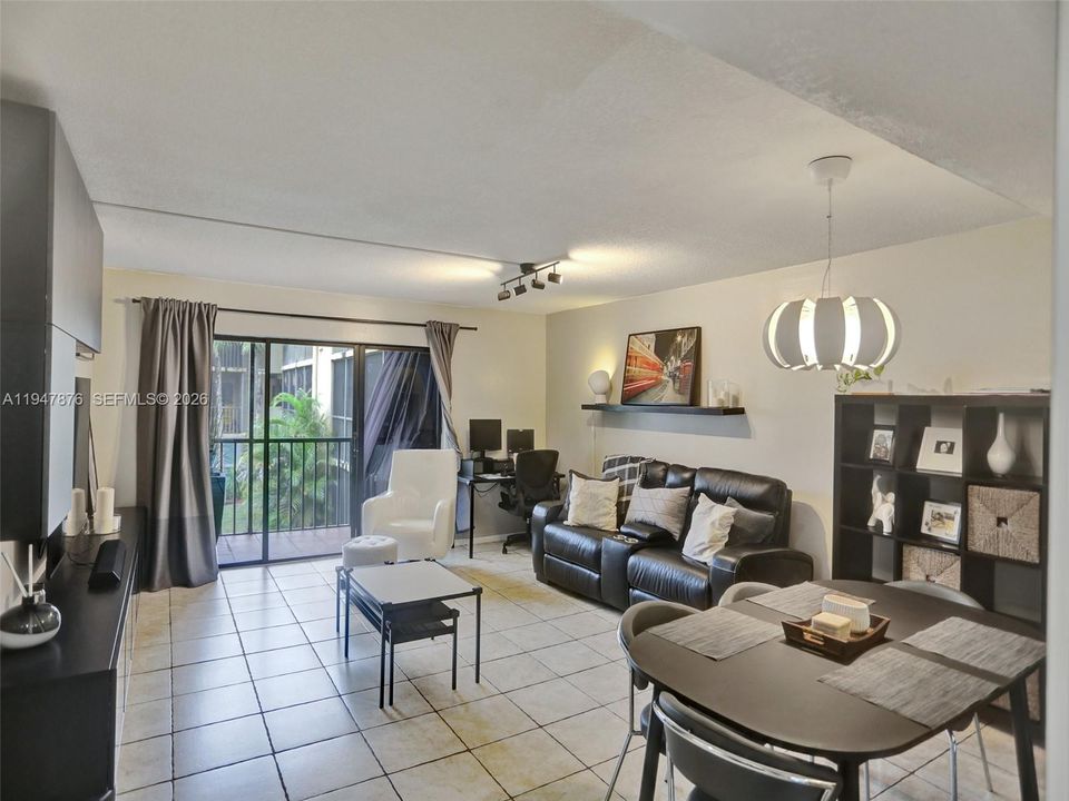 For Sale: $270,000 (2 beds, 2 baths, 985 Square Feet)
