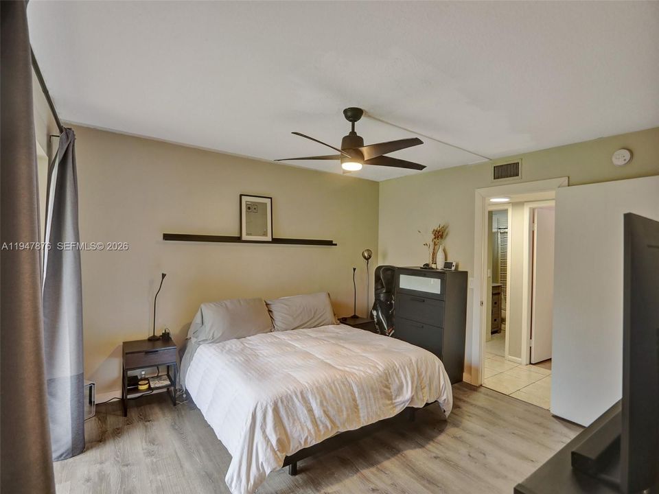 For Sale: $270,000 (2 beds, 2 baths, 985 Square Feet)