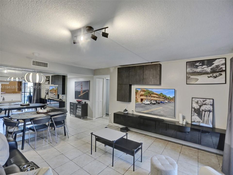 For Sale: $270,000 (2 beds, 2 baths, 985 Square Feet)