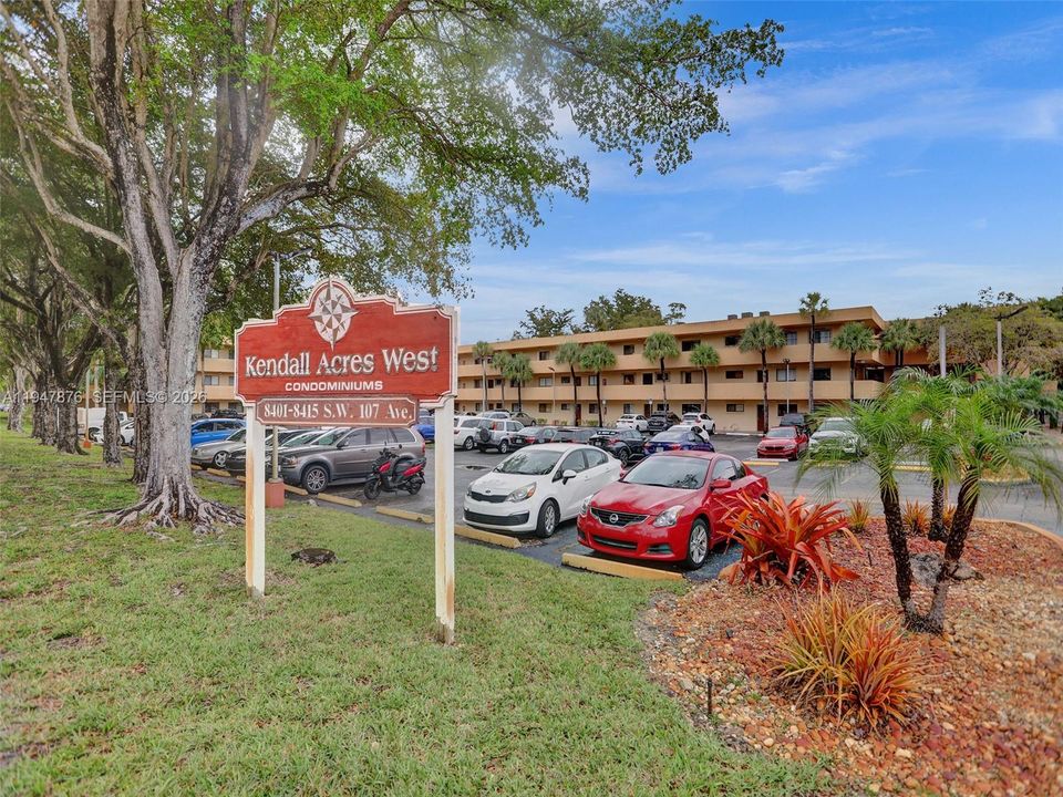 For Sale: $270,000 (2 beds, 2 baths, 985 Square Feet)