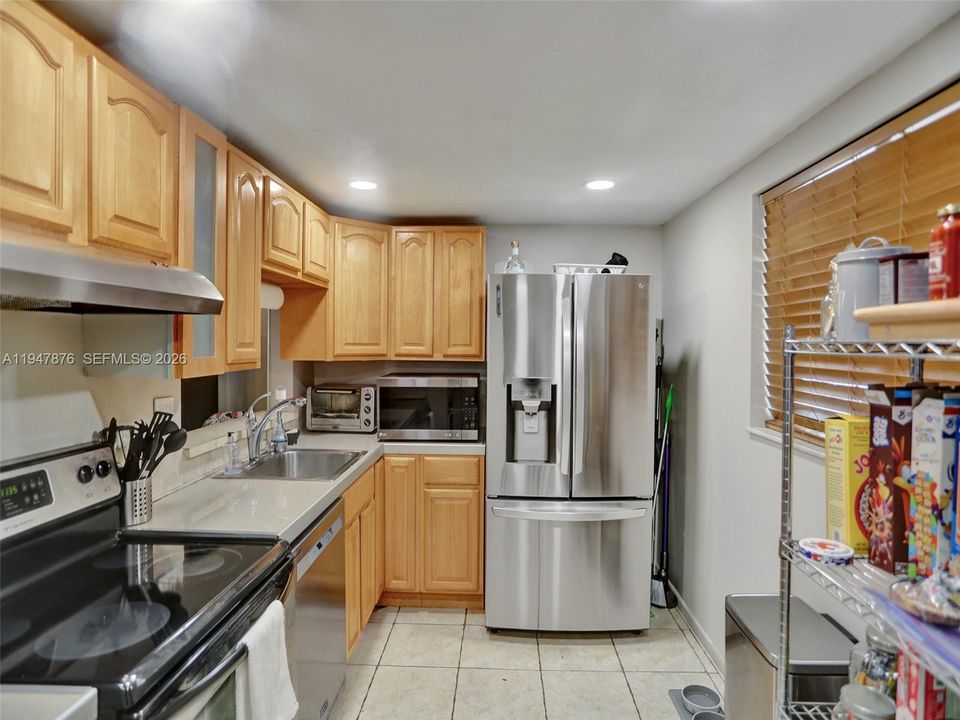 For Sale: $270,000 (2 beds, 2 baths, 985 Square Feet)