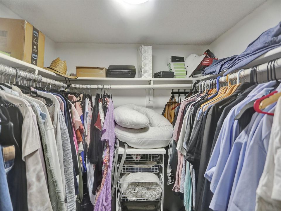 For Sale: $270,000 (2 beds, 2 baths, 985 Square Feet)