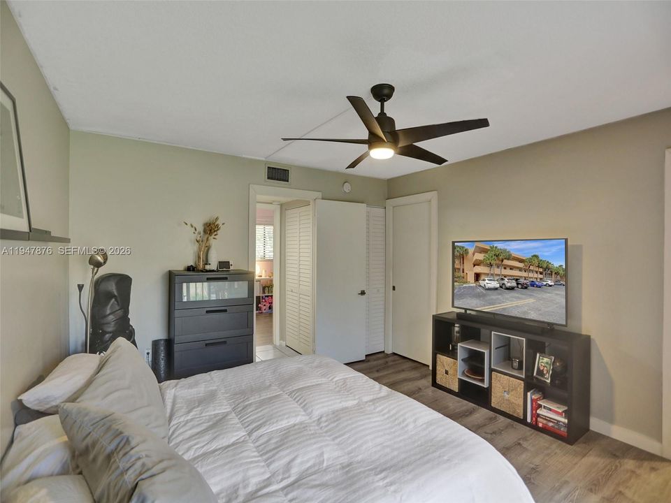 For Sale: $270,000 (2 beds, 2 baths, 985 Square Feet)