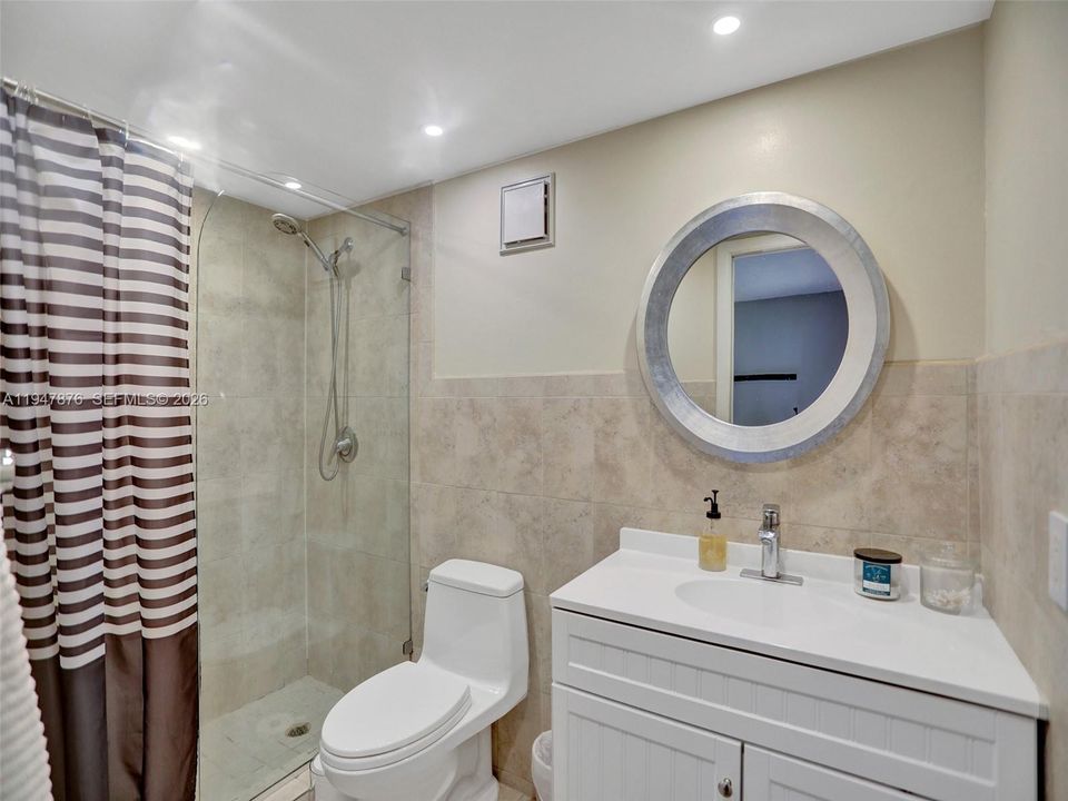 For Sale: $270,000 (2 beds, 2 baths, 985 Square Feet)