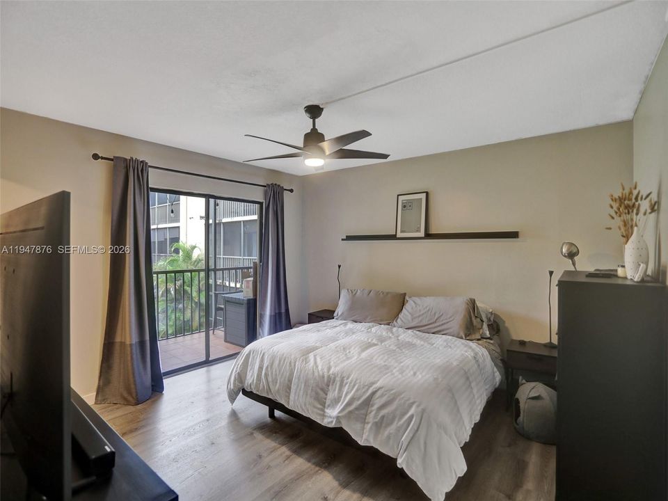 For Sale: $270,000 (2 beds, 2 baths, 985 Square Feet)