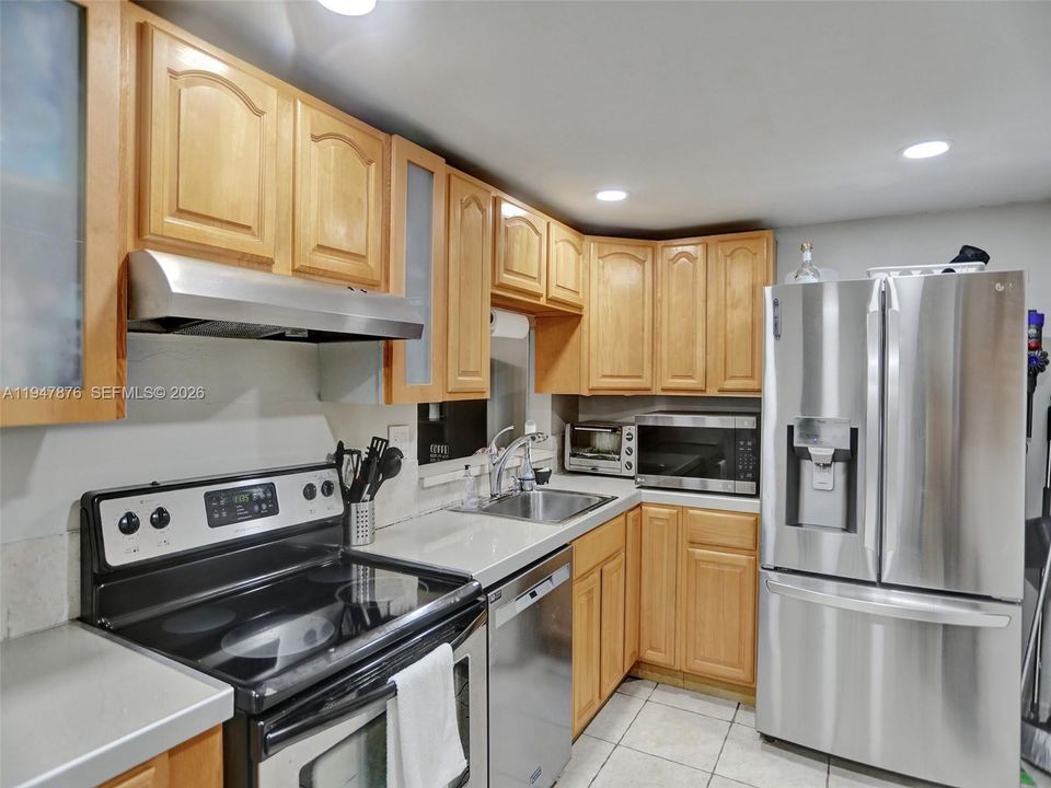 For Sale: $270,000 (2 beds, 2 baths, 985 Square Feet)