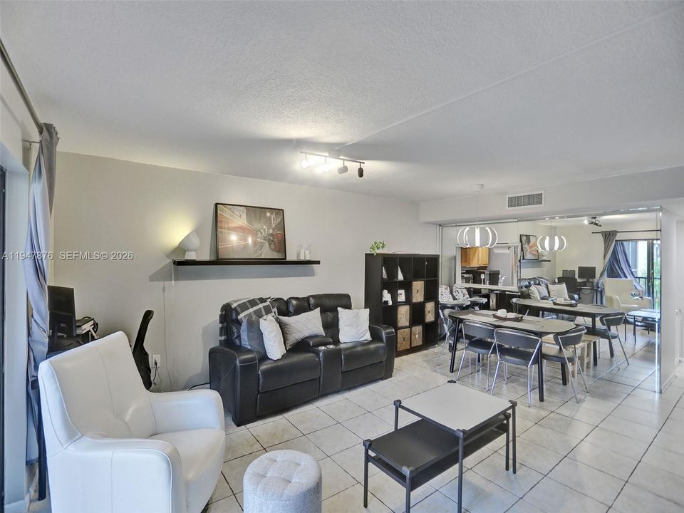 For Sale: $270,000 (2 beds, 2 baths, 985 Square Feet)