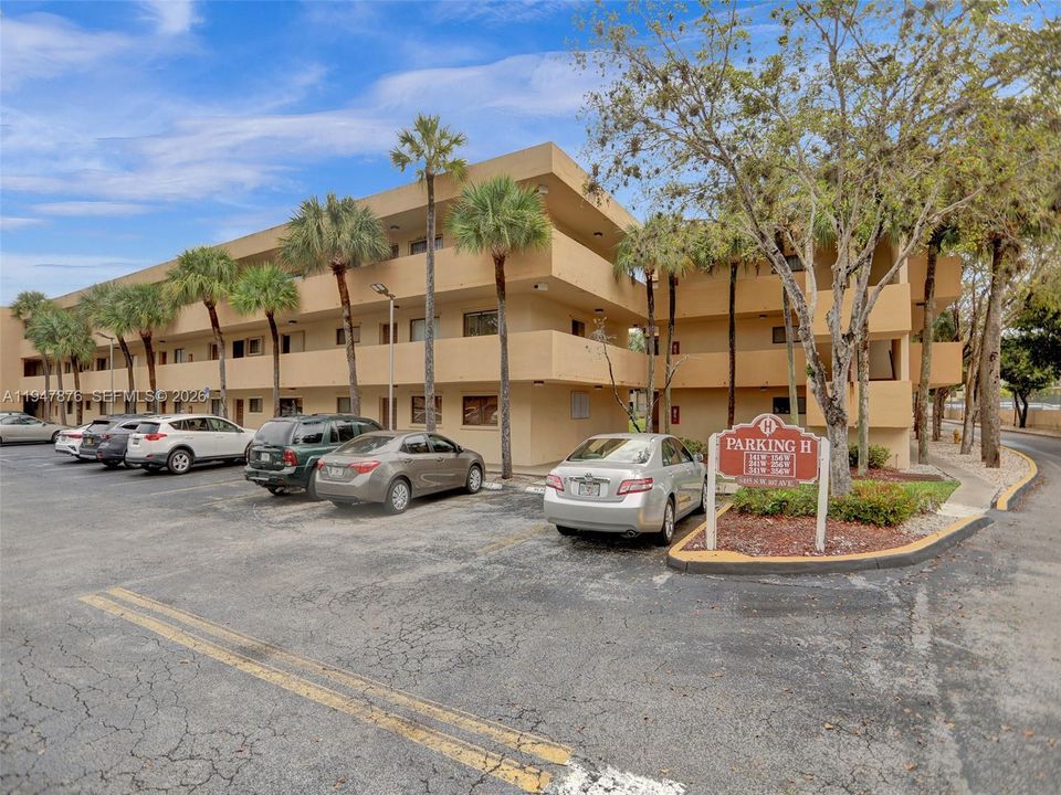 For Sale: $270,000 (2 beds, 2 baths, 985 Square Feet)