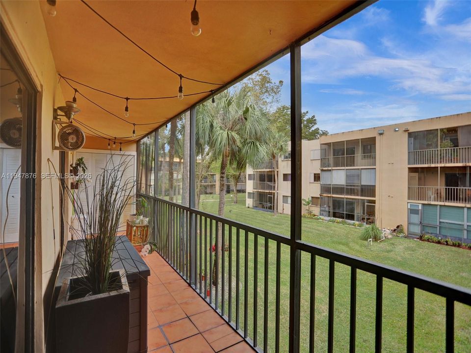 For Sale: $270,000 (2 beds, 2 baths, 985 Square Feet)