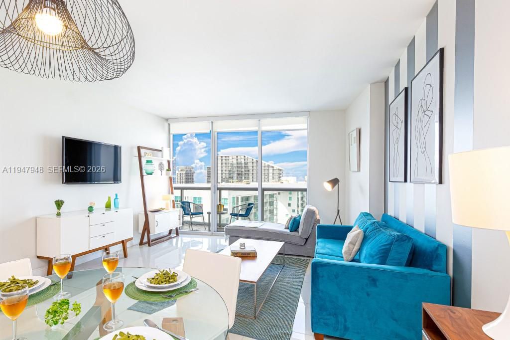 For Sale: $610,000 (1 beds, 1 baths, 842 Square Feet)