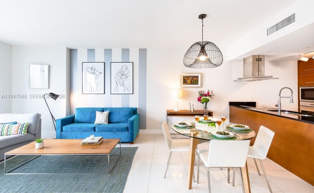 For Sale: $610,000 (1 beds, 1 baths, 842 Square Feet)