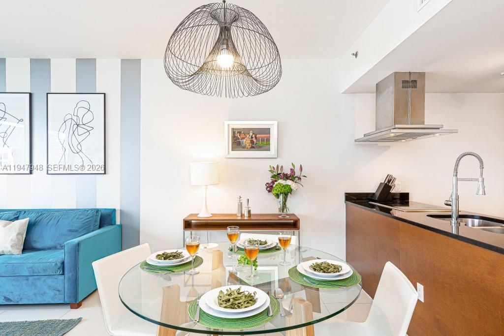 For Sale: $610,000 (1 beds, 1 baths, 842 Square Feet)