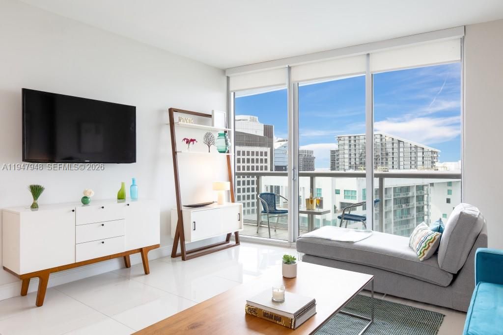 For Sale: $610,000 (1 beds, 1 baths, 842 Square Feet)