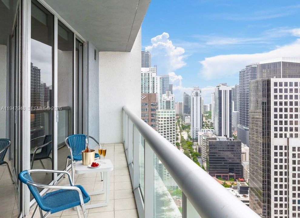 For Sale: $610,000 (1 beds, 1 baths, 842 Square Feet)