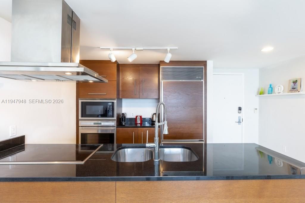 For Sale: $610,000 (1 beds, 1 baths, 842 Square Feet)