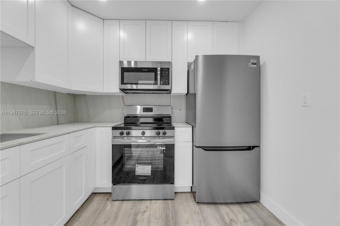 For Sale: $285,000 (1 beds, 1 baths, 609 Square Feet)