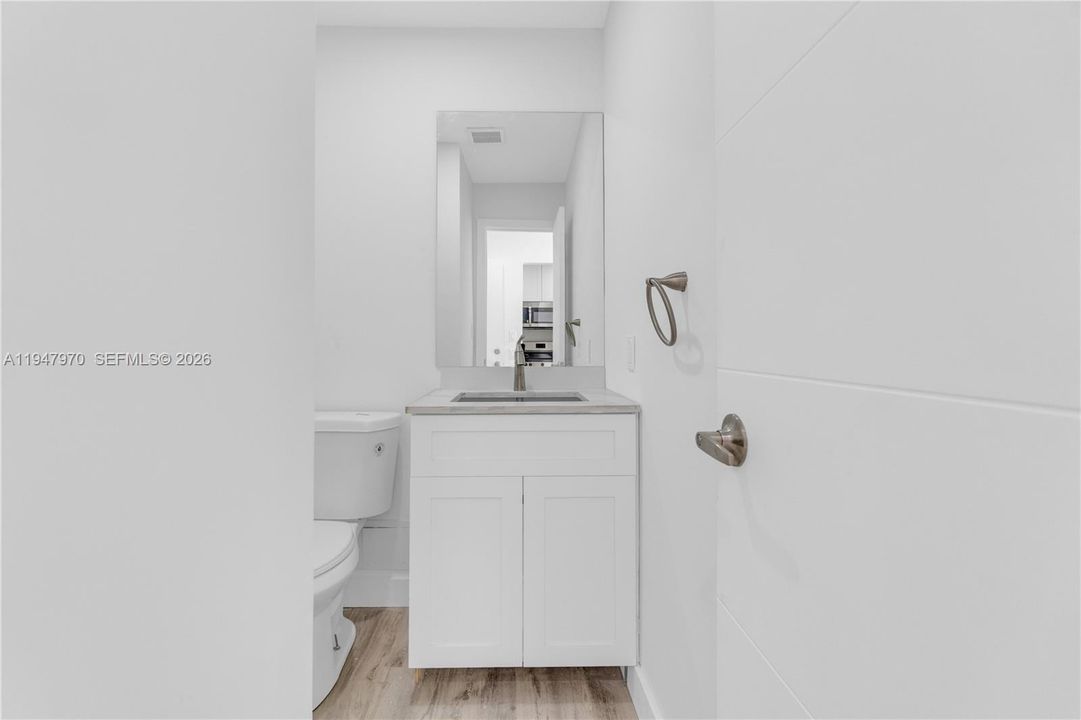 For Sale: $285,000 (1 beds, 1 baths, 609 Square Feet)