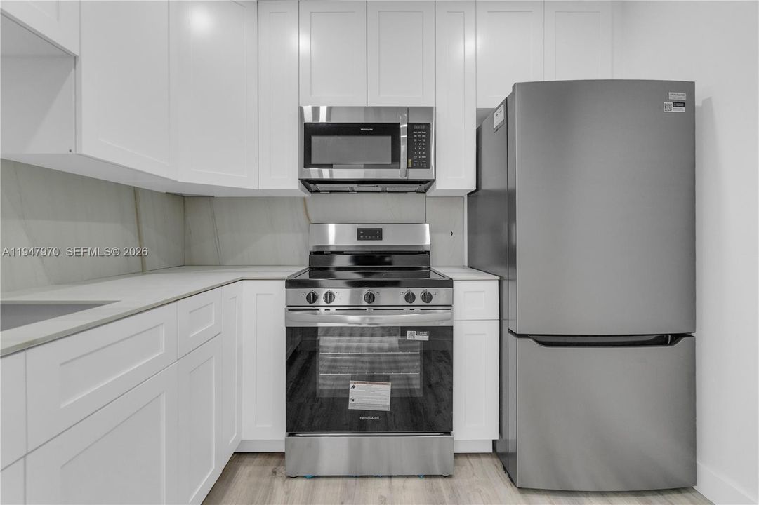 For Sale: $285,000 (1 beds, 1 baths, 609 Square Feet)