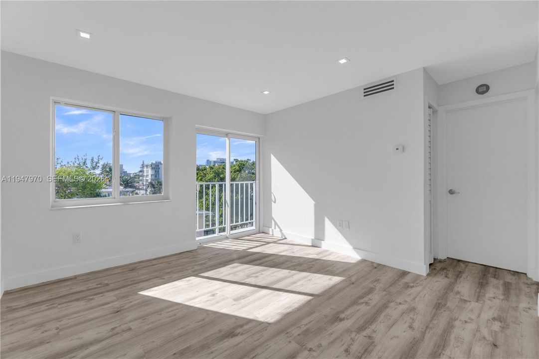 For Sale: $285,000 (1 beds, 1 baths, 609 Square Feet)