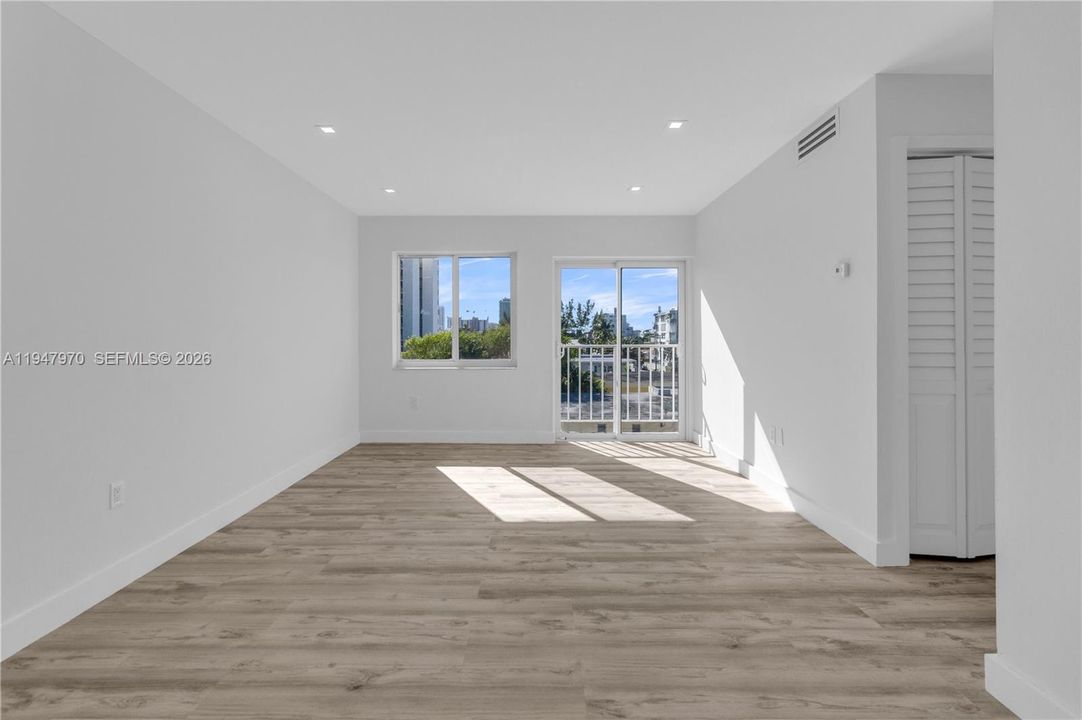 For Sale: $285,000 (1 beds, 1 baths, 609 Square Feet)