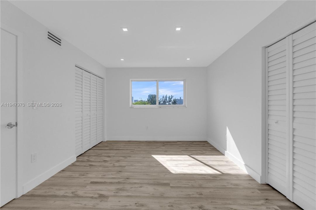 For Sale: $285,000 (1 beds, 1 baths, 609 Square Feet)