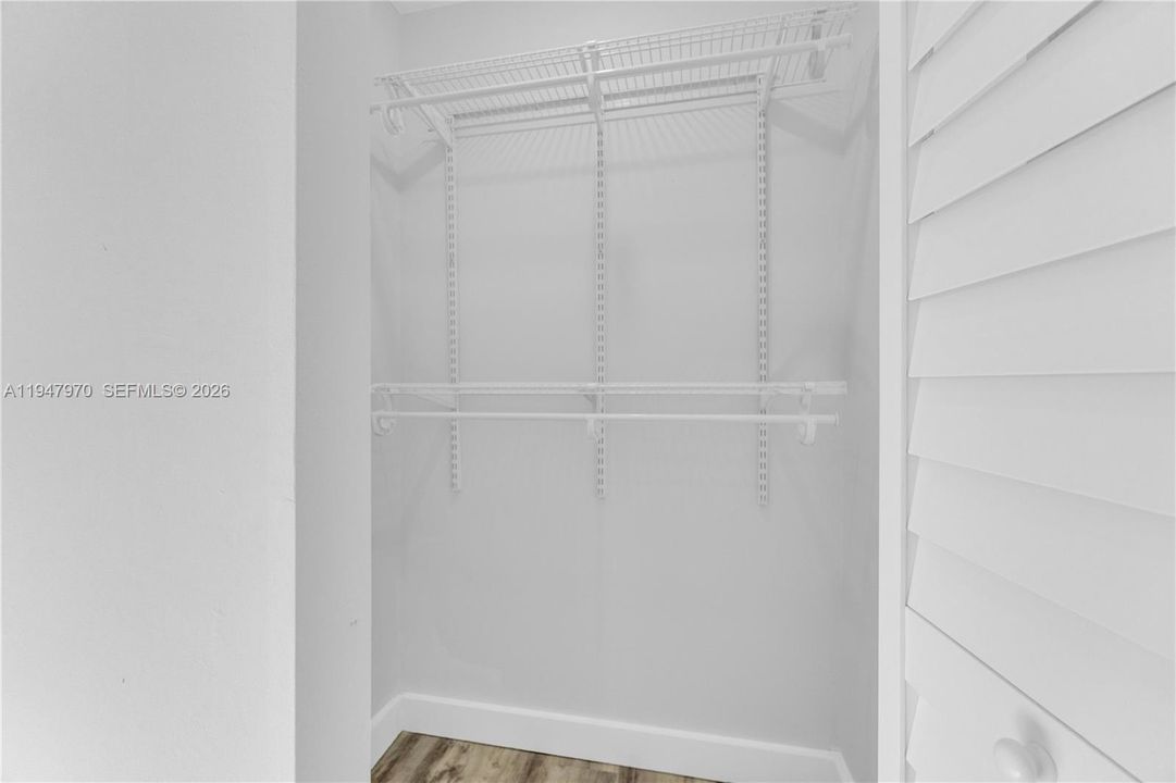 For Sale: $285,000 (1 beds, 1 baths, 609 Square Feet)