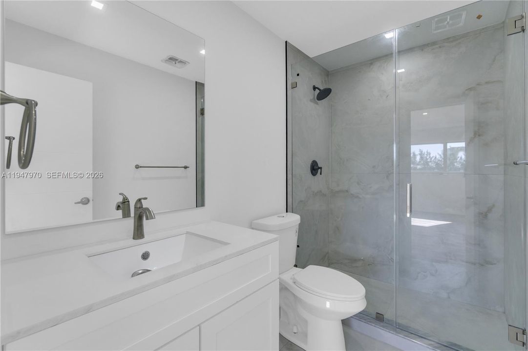For Sale: $285,000 (1 beds, 1 baths, 609 Square Feet)