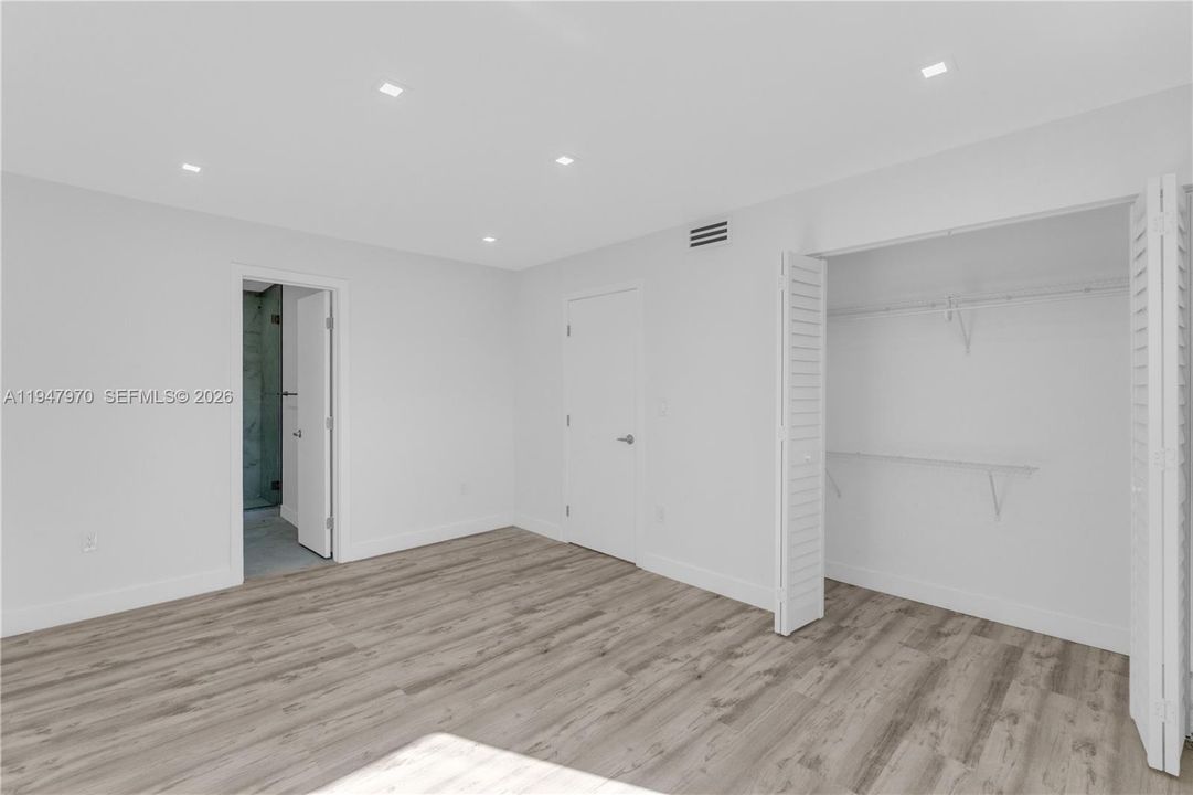 For Sale: $285,000 (1 beds, 1 baths, 609 Square Feet)