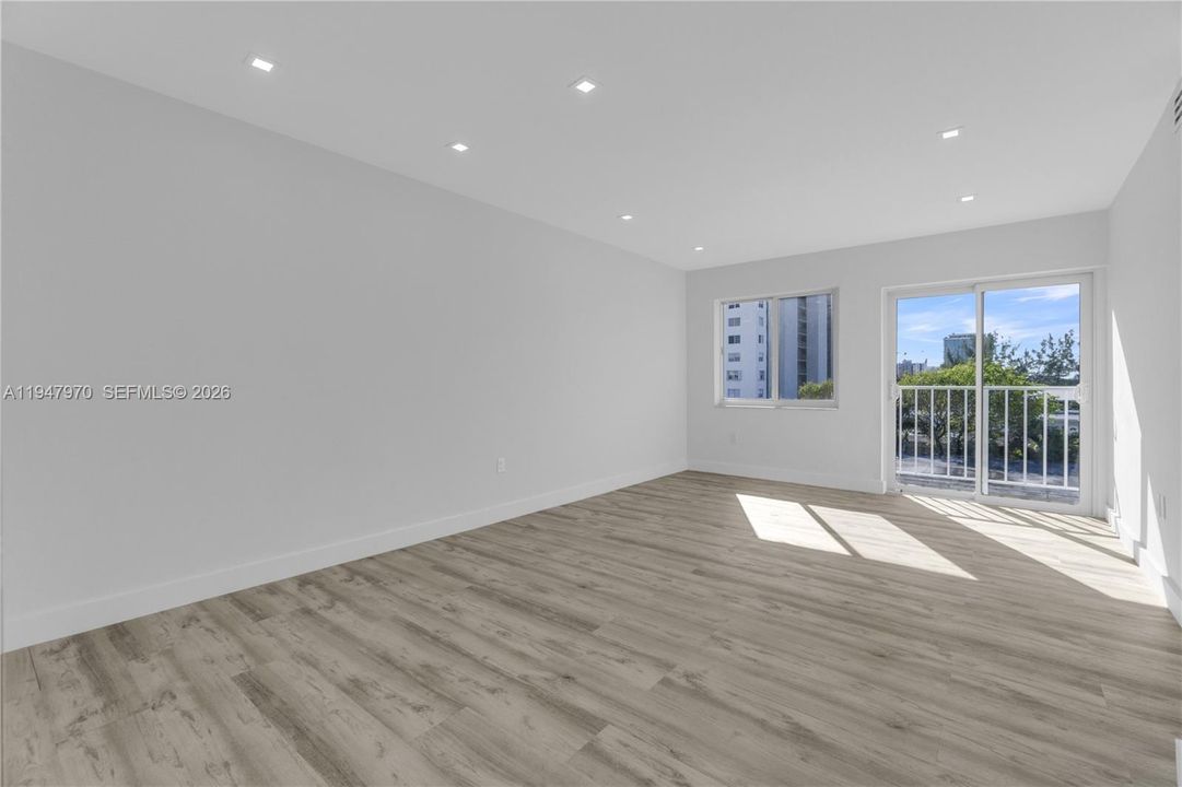 For Sale: $285,000 (1 beds, 1 baths, 609 Square Feet)