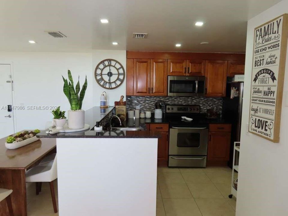For Sale: $449,000 (2 beds, 2 baths, 920 Square Feet)