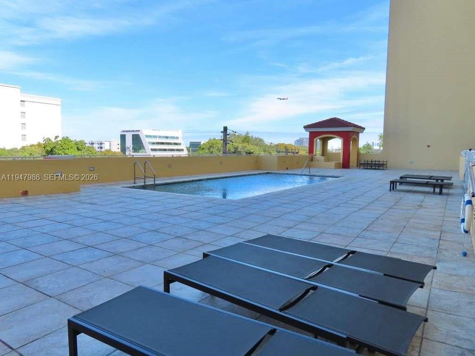For Sale: $449,000 (2 beds, 2 baths, 920 Square Feet)