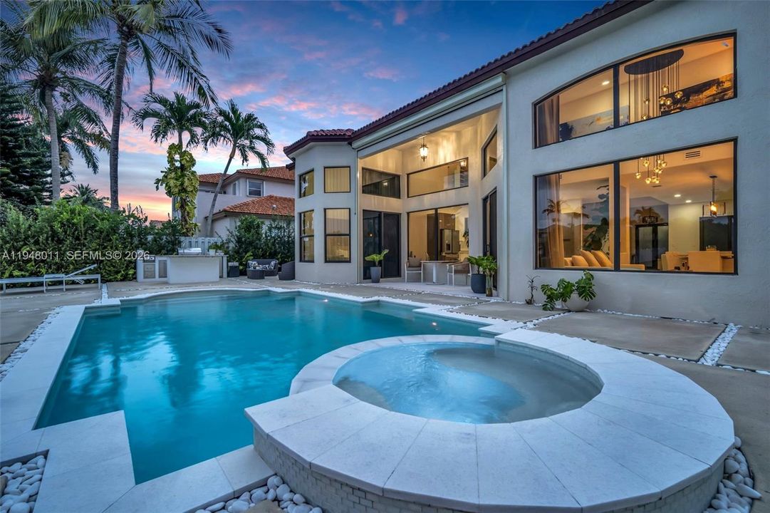 Vendido Recientemente: $1,390,000 (5 camas, 3 baños, 3285 Pies cuadrados)
