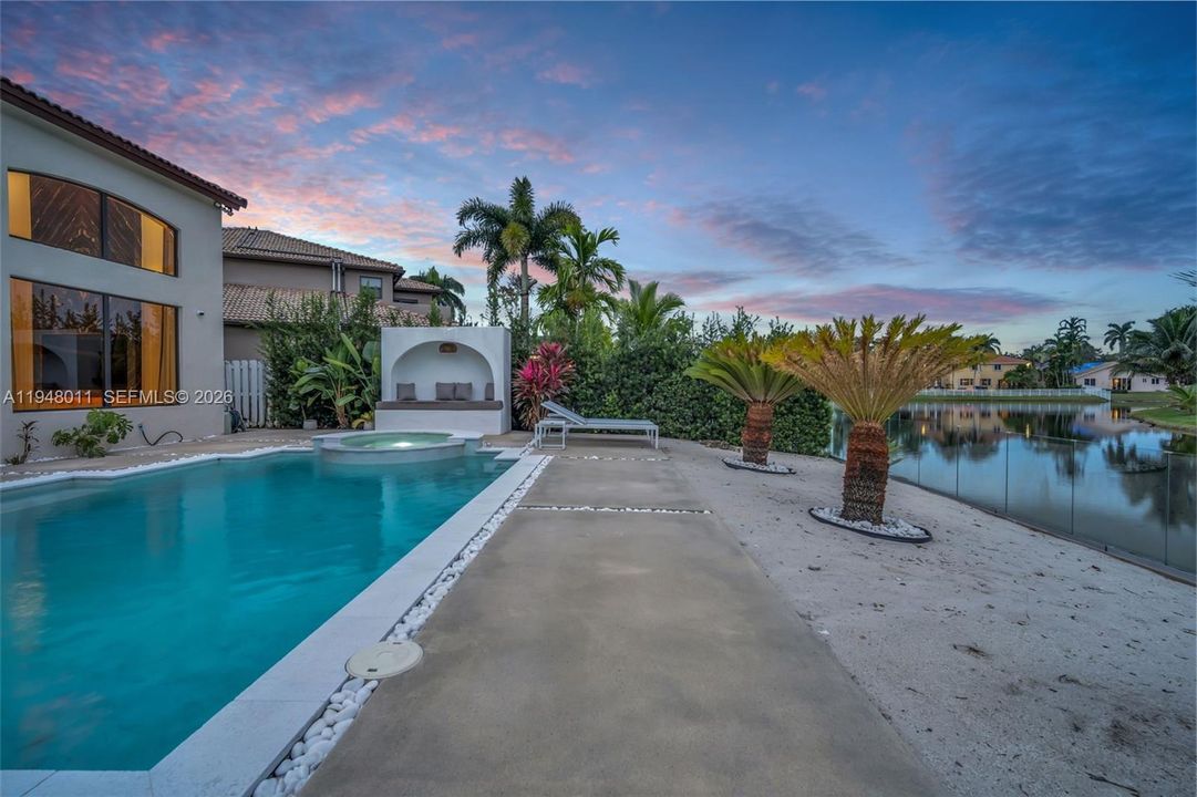 Vendido Recientemente: $1,390,000 (5 camas, 3 baños, 3285 Pies cuadrados)
