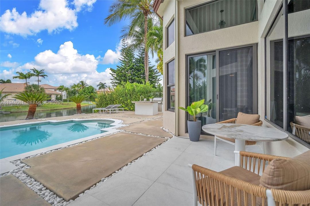 Vendido Recientemente: $1,390,000 (5 camas, 3 baños, 3285 Pies cuadrados)