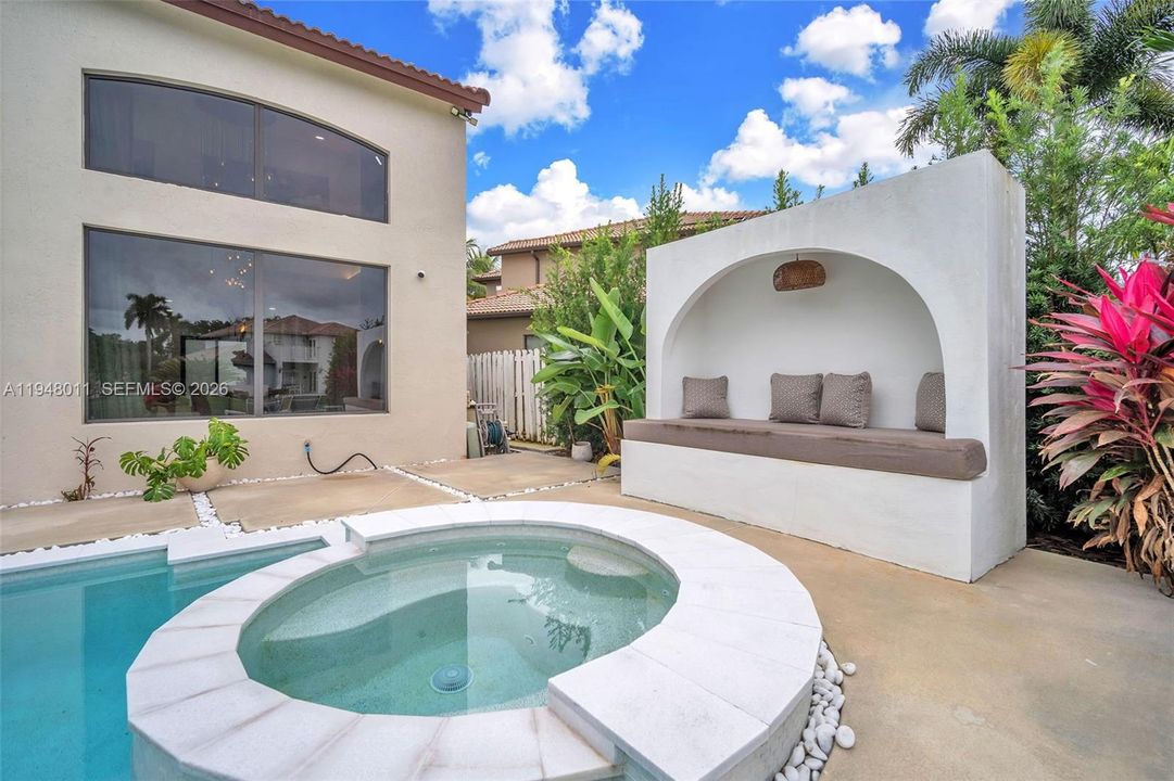 Vendido Recientemente: $1,390,000 (5 camas, 3 baños, 3285 Pies cuadrados)