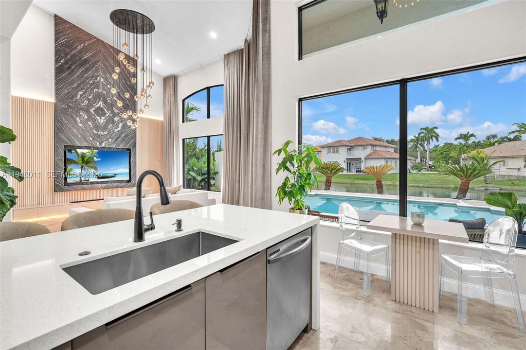 Vendido Recientemente: $1,390,000 (5 camas, 3 baños, 3285 Pies cuadrados)