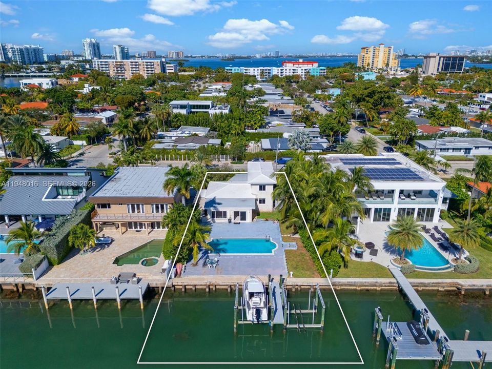 Vendido Recientemente: $6,250,000 (4 camas, 3 baños, 2669 Pies cuadrados)