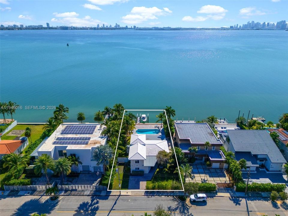 Vendido Recientemente: $6,250,000 (4 camas, 3 baños, 2669 Pies cuadrados)