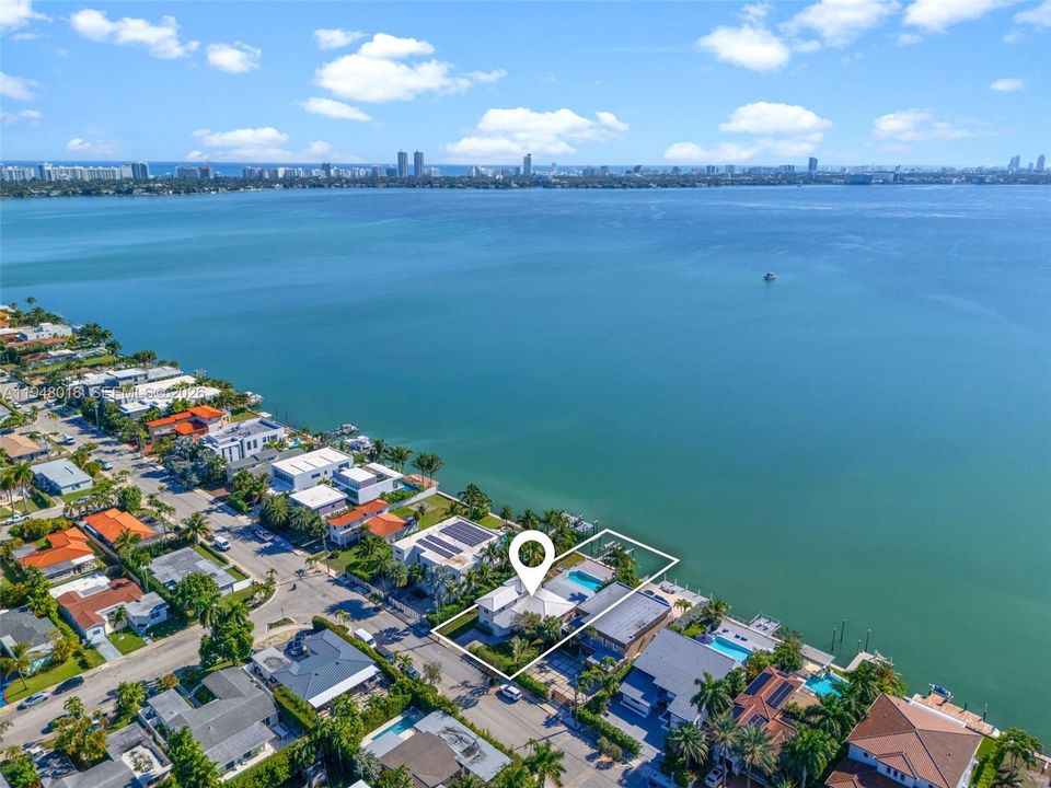 Vendido Recientemente: $6,250,000 (4 camas, 3 baños, 2669 Pies cuadrados)