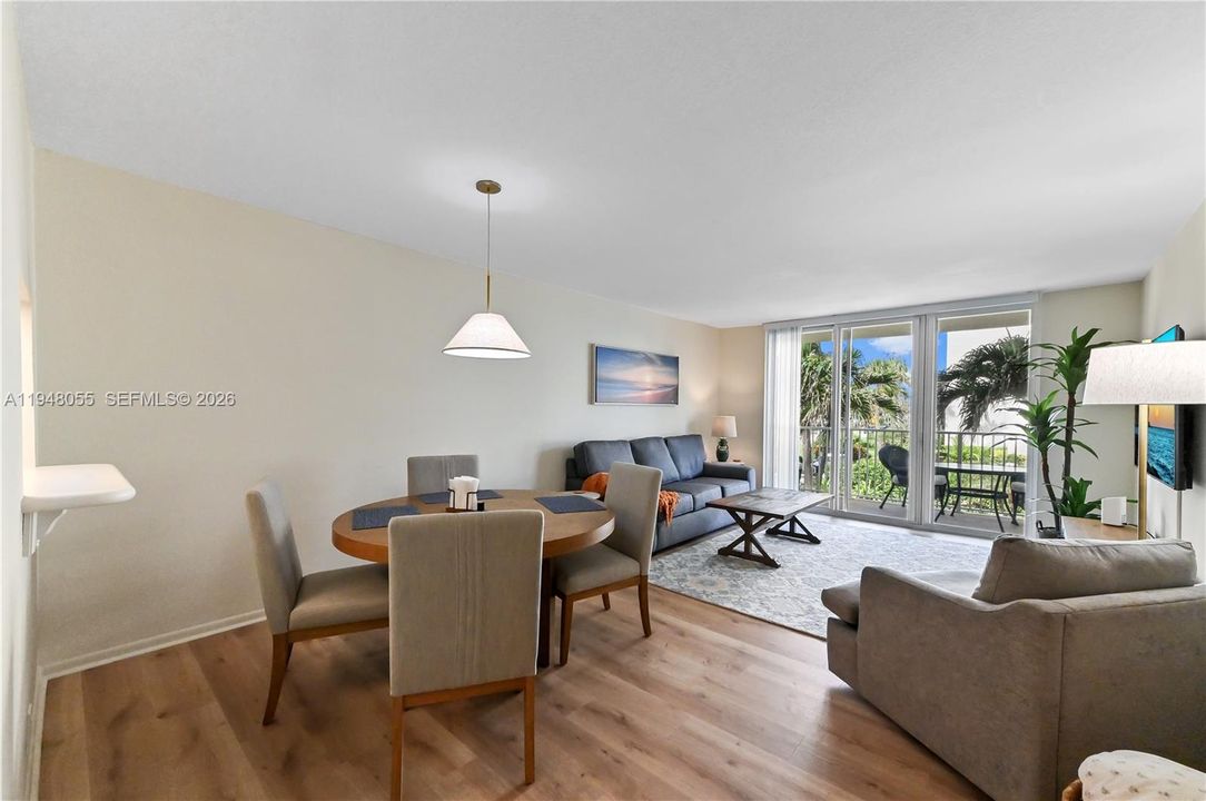 Recently Rented: $2,000 (2 beds, 2 baths, 983 Square Feet)
